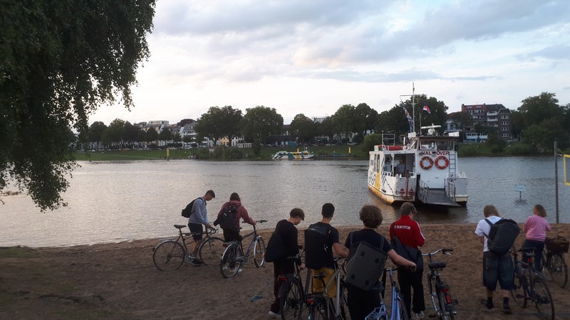 Wegen einer Sturmflut ist die Weser in Bremen über die Ufer gestiegen. 