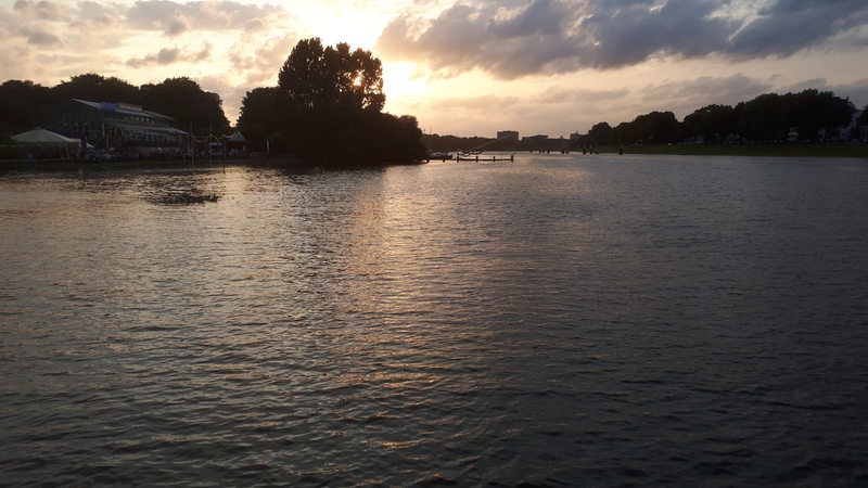 Wegen einer Sturmflut ist die Weser in Bremen über die Ufer gestiegen. 