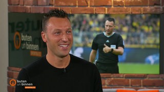 Der Bundesliga Schiedsrichter Sven Jablonski im buten un binnen Studio. 