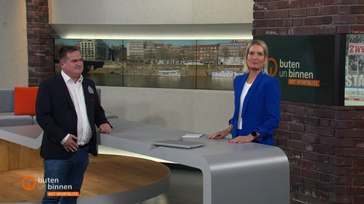 Der Geschäftsführer der Fishtown Pinguins, Hauke Hasselbring, und die Moderatorin Janna Betten im Sportblitzstudio.