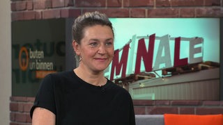 Die Festivalleiterin Esther Siwinski zu Gast im Studion bei buten un binnen.