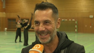 Grün-Gold-Trainer Roberto Albanese beim Interview in der Trainingshalle.