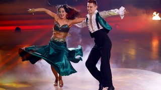 Das Bremer Tanzpaar Malika Dzumaev und Zsolt Sandor Cseke bei einer Tanzeinlage während der Profichallenge in der RTL-Show "Let's Dance".