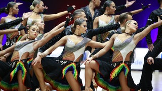 Die Lateinformation des Bremer Grün-Gold-Clubs bei einer Pose der Choreografie "Freedom and Peace" beim Bundesliga-Turnier in Buchholz.