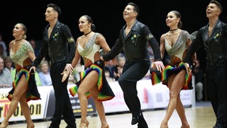 Die Lateinformation des Bremer Grün-Gold-Clubs bei einer Pose der Choreografie "Freedom and Peace" beim Bundesliga-Turnier in Buchholz.