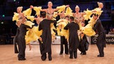 Die Standardformation des TC Ludwigsburg bei einer Pose der Choreografie "Barcelona 2.0" in der Bremer Stadthalle.