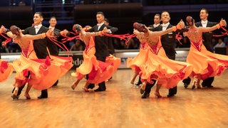 Die Standardformation des Braunschweiger TSC bei einer Pose der Choreografie "Dancing on the Ceiling" in der Bremer Stadthalle.