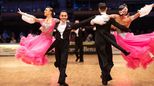 Die Standardformation des ASC Göttingen bei einer Pose der Choreografie "Happy together" in der Bremer Stadthalle.