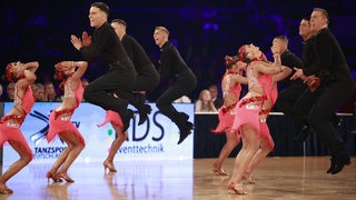 Die Lateinformation von Blau-Weiss Buchholz bei einer Pose der Choreografie "Made to love" bei der Deutschen Meisterschaft in Braunschweig.