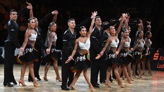 Die Lateinformation des Bremer Grün-Gold-Clubs bei einer Pose ihrer Choreografie "Freedom and Peace" bei der DM in Ludwigsburg.