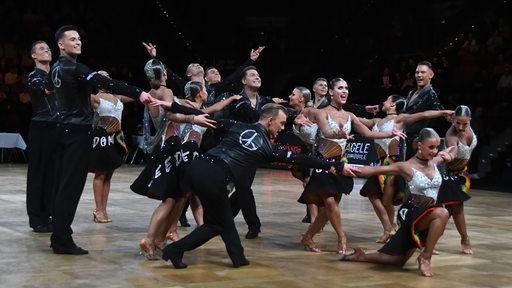 Die Lateinformation des Bremer Grün-Gold-Clubs bei einer Pose ihrer Choreografie "Freedom and Peace" bei der DM in Ludwigsburg.