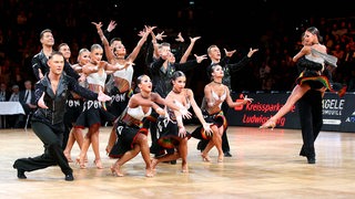 Die Lateinformation des Bremer Grün-Gold-Clubs bei einer Pose ihrer Choreografie "Freedom and Peace" bei der DM in Ludwigsburg.