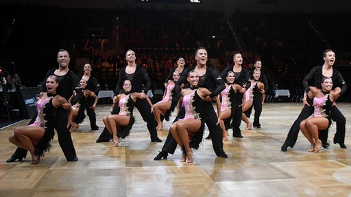 Die B-Lateinformation des Bremer Grün-Gold-Clubs bei einer Pose der Choreografie "Music is the key" bei der Tanz-DM in Ludwigsburg.