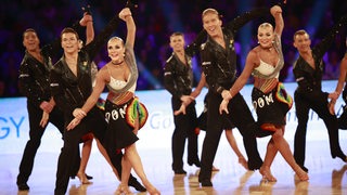 Die Lateinformation des Bremer Grün-Gold-Clubs bei einer Pose der Choreografie "Freedom and Peace" bei der Deutschen Meisterschaft in Braunschweig.