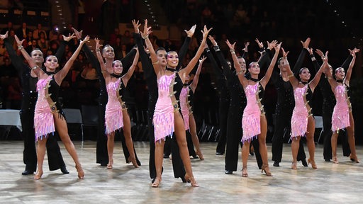 Die B-Lateinformation des Bremer Grün-Gold-Clubs bei einer Pose der Choreografie "Music is the key" bei der Tanz-DM in Ludwigsburg.