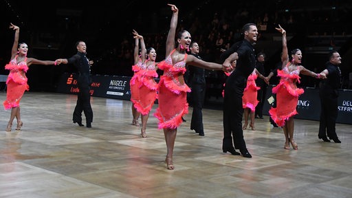 Die Lateinformation Residenz Ludwigsburg bei einer Pose ihrer Choreografie "Power of Music" bei der Tanz-DM in Ludwigsburg.