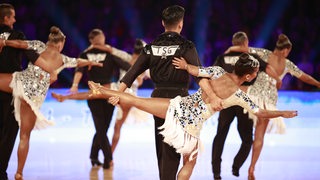 Die Lateinformation der TSG Bremerhaven bei einer Pose der Choreografie Top Gun bei der Deutschen Meisterschaft in Braunschweig.