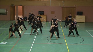 Der Grün-Gold-club beim Training in einer veralterten Halle.