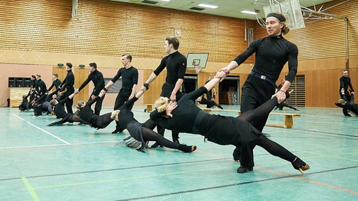 Die Lateinformation des Bremer Grün-Gold-Clubs bei einer Pose der neuen Choreografie "Freedom and Peace" während der Generalprobe.