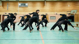 Die Lateinformation des Bremer Grün-Gold-Clubs bei einer Pose der neuen Choreografie "Freedom and Peace" während der Generalprobe.