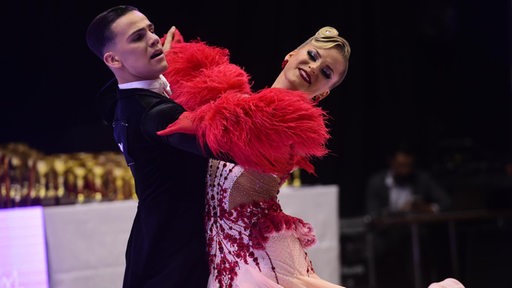 Yigit Bayraktar und Lukrecija Kuraite vom Bremer Grün-Gold-Club bei einer Pose während der Standard-WM in Rumänien.