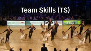 Die Grün-Gold-Formation bei einer Kür und darüber ist der Regelbegriff "Team Skills" eingeblendet.