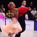 Yigit Bayraktar und Lukrecija Kuraite vom Bremer Grün-Gold-Club bei einer Pose während der Standard-WM in Rumänien.