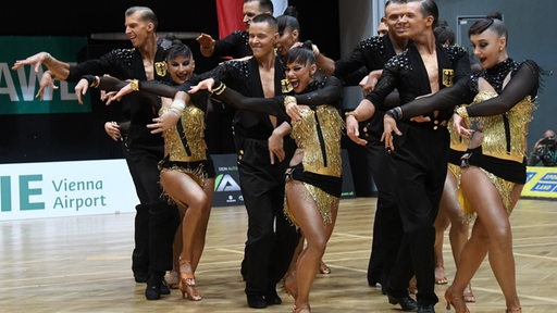 Die Lateinformation von Blau-Weiss Buchholz bei einer Pose ihrer Choreografie "On the Floor" bei der WM in Wien.