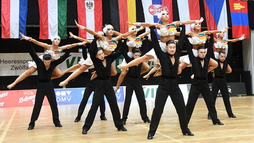 Die Lateinformation Moon Dance aus der Mongolei bei einer Pose ihrer Choreografie "Latin Roots" bei der WM in Wien.