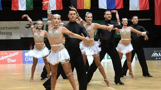 Die serbische Lateinformation Vracar Formation Team bei einer Pose ihrer Choreografie "Because of you" bei der WM in Wien.