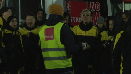 Mitarbeiter der Deutschen Post in gelben Warnwesten