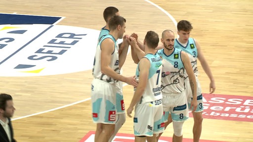 Die Teammitglieder die Eisbären Bremerhaven zusammen auf dem Spielfeld.