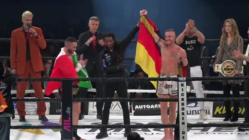 Der Thaiboxer Pascal Schroth gewinnt bei der WM. 