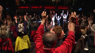 Ensamble und Zuschauer interagieren während einer Probe des Musicals "Cabaret" 