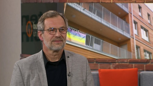 Thomas Czekaj im Studio von buten un binnen.