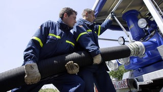 Technisches Hilfswerk - THW-Helfer der Fachgruppe Wasserschaden-Pumpen, montieren Schlaeuche anlaesslich einer Praesentation der verschiedenen Fachgruppen. 