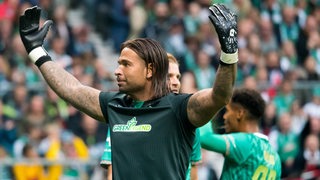 Tim Wiese hält Hände in die Höhe