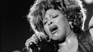 Ein schwarz-weißes Bild von Tina Turner auf der Bühne