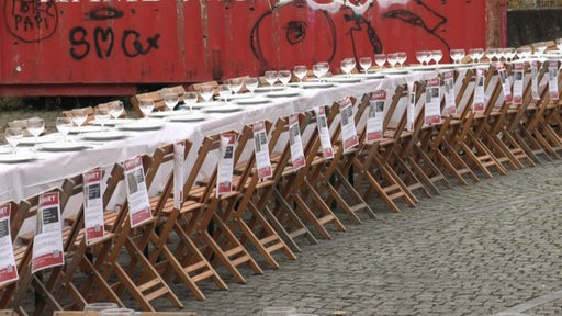 Mit einer leeren Schabbat-Tafel wurde heute vor dem Goethetheater an die Geiseln der Hammas erinnert. 