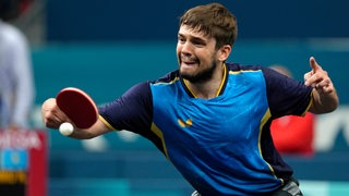 Werders Tischtennis-Profi Kirill Gerassimenko kämpft verbissen bei einem Spiel während der Olympischen Spiele in Paris.