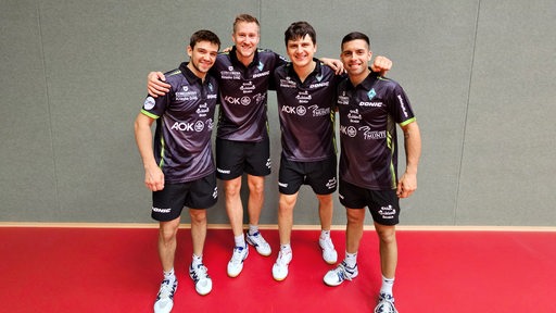 Werders Tischtennis-Mannschaft steht lächelnd Arm in Arm aufgereiht nebeneinander mit Kirill Gerassimenko, Mattias Falck, Andrei Putuntica und Marcelo Aguirre.