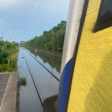 Gleise stehen komplett unter Wasser.