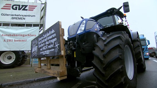 Zu sehen ist ein Traktor, welcher das GVZ blockiert.