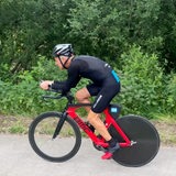 Triathlon-Vizeweltmeister Joachim Strobach sitzt auf seinem Fahrrad.
