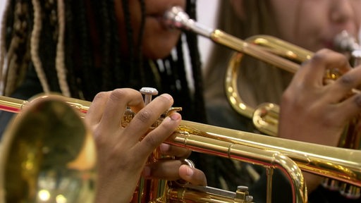 Musiker spielen die Trompete