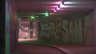 Der dunkle, mit bunten Farben beleuchtete Tunnel am bremer Osterdeich.