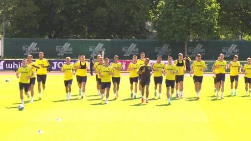 Die Nationalspieler der ukrainischen Fußballmannschaft laufen sich auf dem Sportplatz ein.