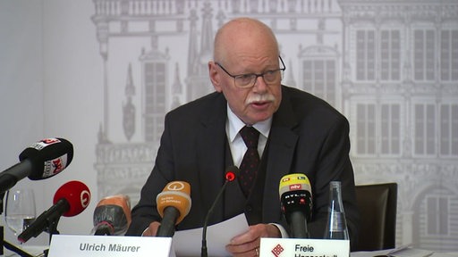 Urlich Mäurer bei einer Pressekonferenz im Bremer Rathaus