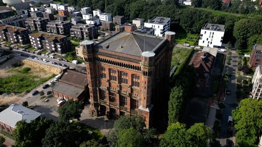 Der alte Wasserturm "Umgedrehte Kommode" auf dem Bremer Stadtwerder aus der Vogelperspektive.