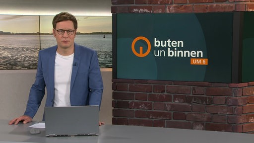 Der Moderator Felix Krömer im Studio von buten un binnen